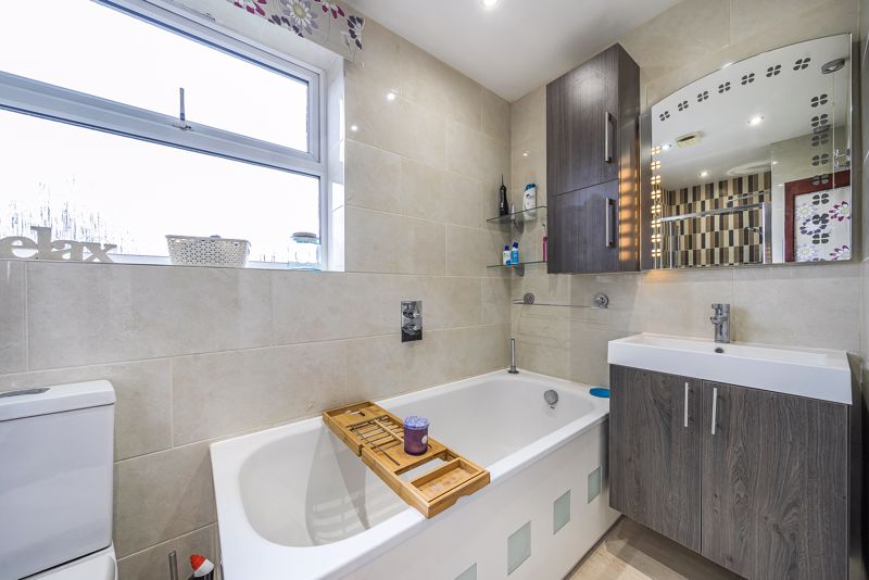 Ensuite- click for photo gallery